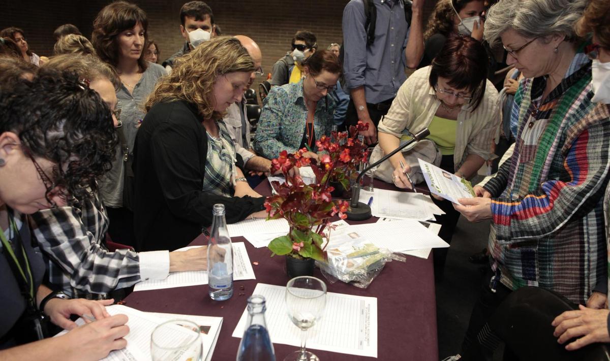 Firmando la campaña tras el acto (Foto:Vida Sana)