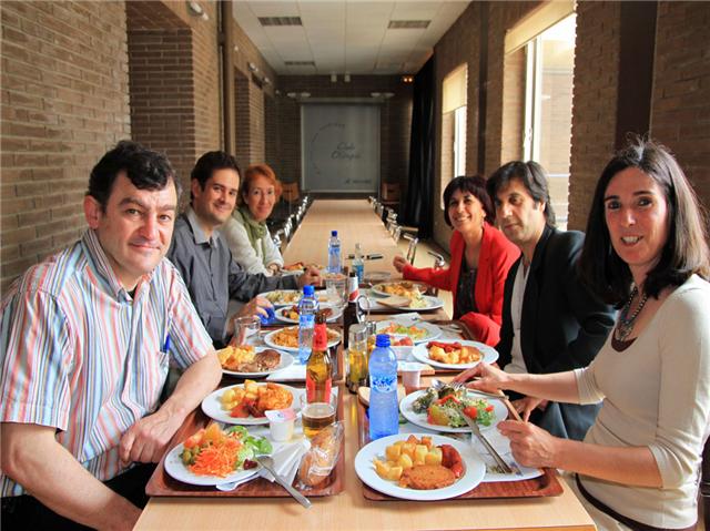 De derecha izquierda y desde el fondo hacia primer plano: Olga Cuevas (Directora IFR Sanitària Roger de Llúria) , Ángeles Parra (Presidenta de la Asociación Vida Sana y Directora de BioCultura), Silvio Elias de Gispert (Director General de los supermercados biológicos de Ecoveritas), Pedro Burruezo (Director de The Ecologist), Carlos de Prada (Periodista y Presidente del Fodesam) y Beatriz Calvo (Jefa de Redacción de la revista Agenda Viva)