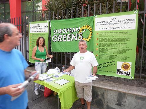 Verdes canarios recogiendo firmas (imagen en ecoboletin.blogia.com)